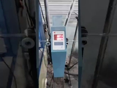 Mees- en regeltoestel voor het meten en regelen van de diameter van de kabeldraad met twee assen