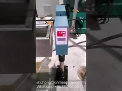 meting van de diameter van een rubberen slang met een laserdiametermeter